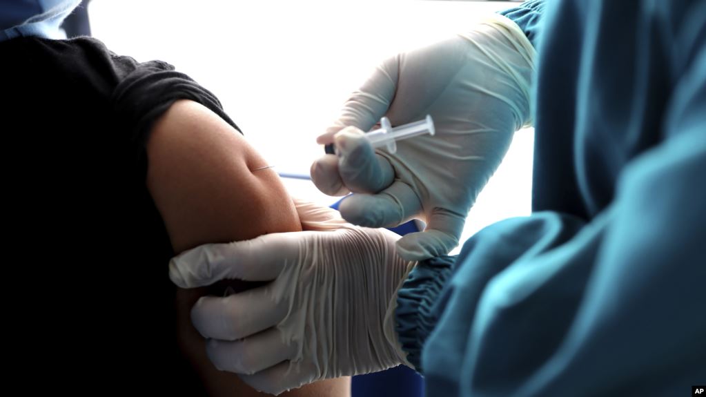 មន្ត្រី​កម្ពុជា​សន្យា​ពន្លឿន​ការ​ចាក់​វ៉ាក់​សាំង​កូវីដ​ដែល​ត្រូវ​ការ​២០​លាន​ដូស